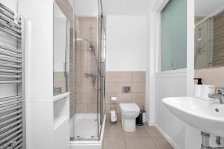 Modern 3BR Flat in Peckham, 2 Baths, Free Parking - 4