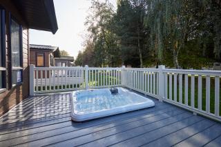 Barakah Lodge with Hot Tub - 0