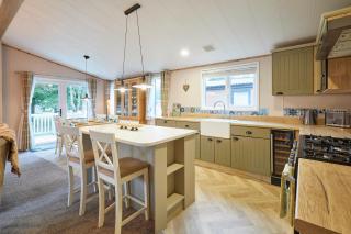 Lucky Lodge with Hot Tub - York - 8