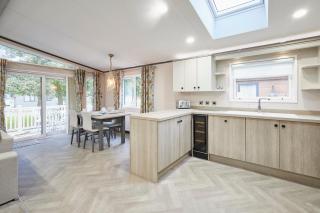 Brackencroft Lodge with Hot Tub - 9