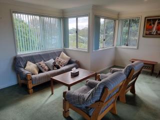 Classic home, private yard & verandah, sleeps 5 - 6