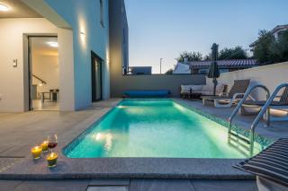 Family-friendly apartments with swimming pool Vir - 18522 - 2