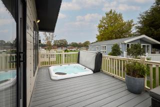 Primrose Lodge with Hot Tub - 9