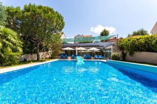 Family-friendly apartments with swimming pool Splitska, Brac - 23224 - 1