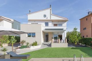 Fantástica casa en alquiler con piscina en Vilanova i la Geltrú - 0