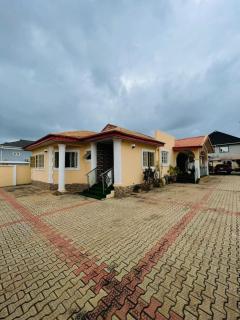 Cozy 4-Bedroom Home in Ibadan - 5