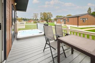 Woodpecker Lodge with Hot Tub - 9