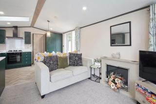 Teejay's Lodge with Hot Tub - 4