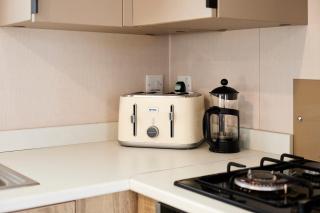 Stone Beck Lodge with Hot Tub - 1