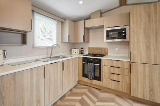 Stone Beck Lodge with Hot Tub - 4