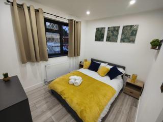 4 bedroom bungalow in Kettering - Garden - Parking - WiFi - 1