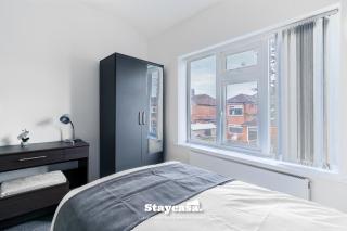 Spacious 4-bed Home Near Didsbury - 9