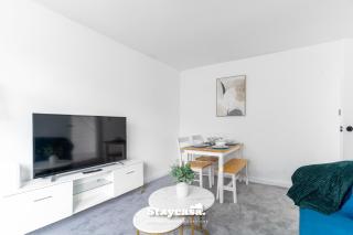 Spacious 4-Bed Home near Didsbury - 4