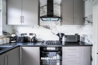 Spacious 4-bed Home Near Didsbury - 8