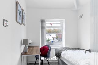 Spacious 4-Bed Home near Didsbury - 2