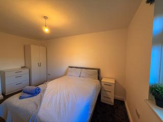 3 Bed Sleeps 6 Free Parking Ground Floor Apartment - 2