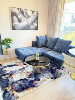 624 One Rosebank with On-Site Rooftop Restaurant - 1