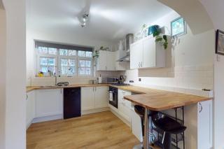 Spacious 3-Bed Near Battersea Power Station & Tube - 9
