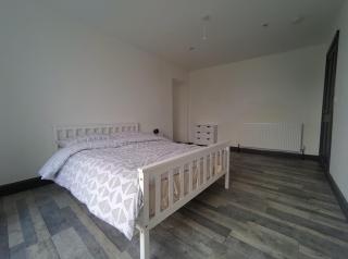 Bed and Blue by the Beach - Swansea - 7