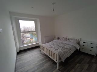 Bed and Blue by the Beach - Swansea - 4