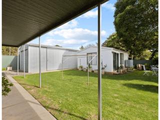 Spacious and Modern Guest House - 9