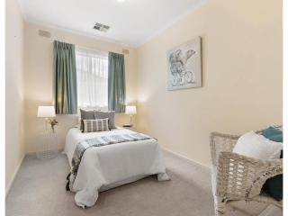 Spacious and Modern Guest House - 6