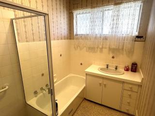 Spacious and Modern Guest House - 2