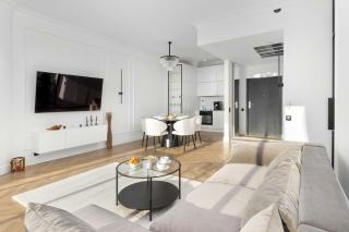 Stylish Apartment with City Views and Parking in the Prestigious Hanza Tower with Swimming Pool by Noclegi Renters - 3