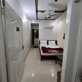 The Mall Luxury Guest House - 3