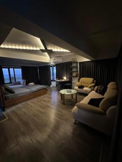 Centrally located studio with Mountain & Sea views - 5