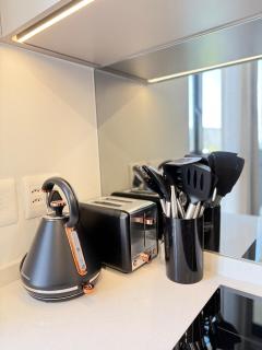 628 One Rosebank with On-Site Rooftop Restaurant - 5