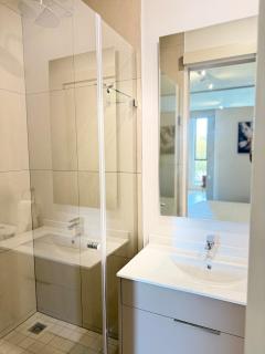 628 One Rosebank with On-Site Rooftop Restaurant - 4