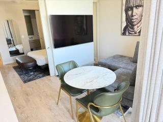 628 One Rosebank with On-Site Rooftop Restaurant - 2