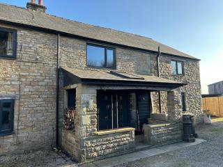 Peaceful modern farmhouse with Stabling available - 0