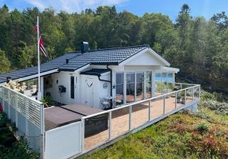 White Cabin With Jacuzzi And Fjord Views - 9