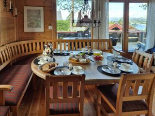 Authentic Cabin Overlooking Lake Møsvann - 4