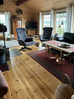 Authentic Cabin Overlooking Lake Møsvann - 2