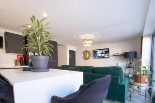 Luxury 4BR City Centre House - Free Parking - 6