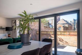 Luxury 4BR City Centre House - Free Parking - 2