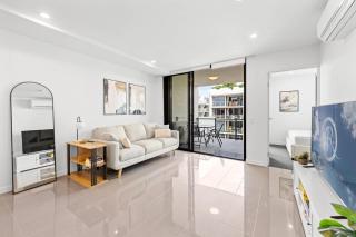 Stylish West End Stay with Rooftop Pool & BBQ - 6