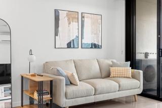 Stylish West End Stay with Rooftop Pool & BBQ - 5