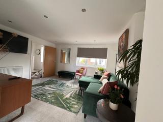 The Larks Spacious 3BR Essex - 6