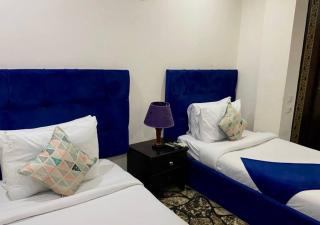 3 Golden Pyramids Inn - 2