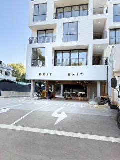 226 One Rosebank with On-Site Rooftop Restaurant - 7