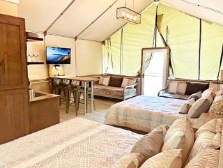 Texas Waterside Escape: Glamping Holiday in a Tented Cabin with Shared Comforts - 5