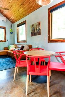 Charming Pet-Friendly Cabin with Stunning Mountain Views in Chattanooga, Tennessee - 1