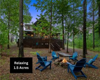 King Suite! Hot Tub, Arcade Games, L2 EV, Fire Pit, Kids Playset, Ping Pong, Dog Friendly - 0