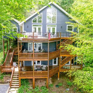 Enormous Cabin Retreat with Beautiful Views and Private Dock in Topton, North Carolina - 0