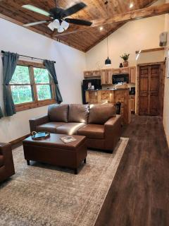 Gorgeous Secluded Wooden Cabin in Carbondale, Illinois - 4