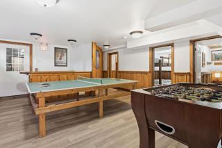 12 Beds Sleep 16 Chalet with HotTub, 2min to Blue - 4